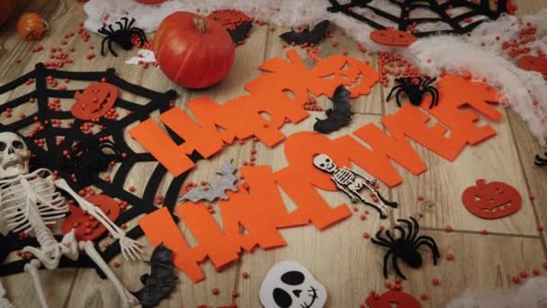 Exposición de Halloween. Decoraciones de Halloween sobre fondo de madera — Vídeos de Stock
