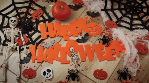 Feliz Halloween. Fondo decoraciones de Halloween con esqueleto, arañas, telarañas y murciélagos — Vídeo de stock