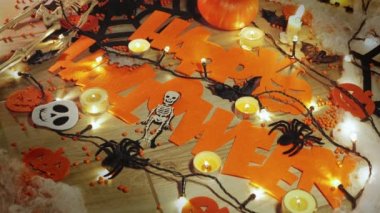 Gece karanlığında Cadılar Bayramı balkabakları. Arka planda mumlar ve cadılar bayramı dekorasyonları