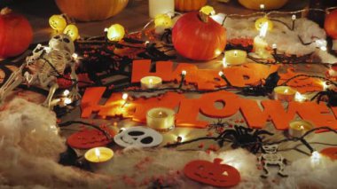 Cadılar Bayramı selamları. Cadılar bayramın kutlu olsun. Mum ve ışıklarla Cadılar Bayramı süslemeleri