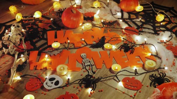 Halloween pompoen decoraties met rook en kaarsen rond. Halloween avond achtergrond. Afschuwelijk huis — Stockvideo