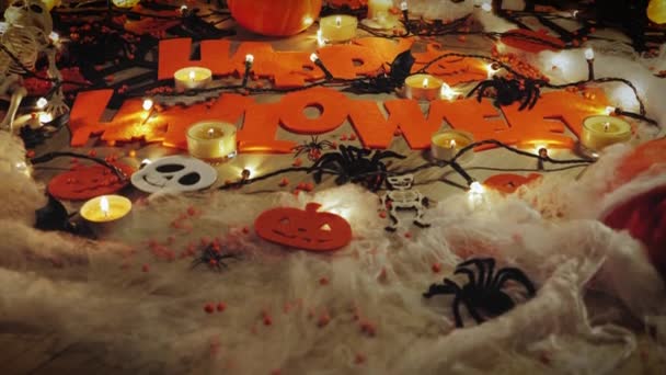 Kleine pompoenen om Halloween te vieren. Decoraties voor Halloween feest. Snoep of je leven — Stockvideo