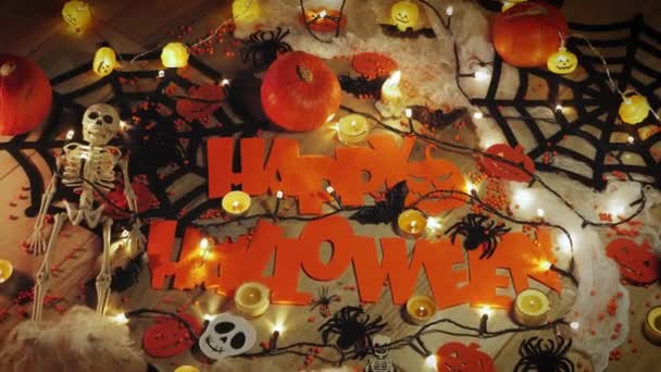 Ijesztő halloween dekorációk. Felkészülés a Halloween partira. Horror ijesztő halloween éjszakai party — Stock videók