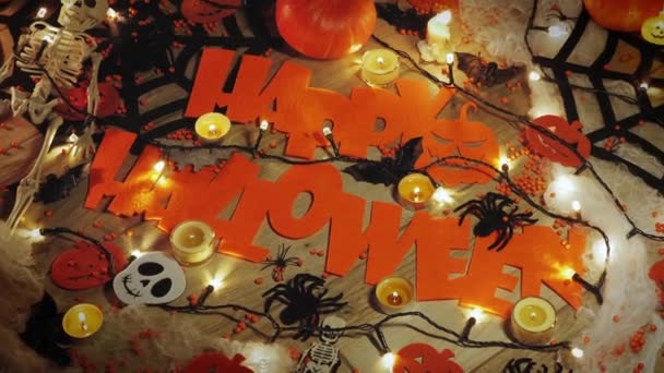 Dekoracje na Halloween. Wesołego Halloween. Straszny szkielet, twarze dyni, pająki i pajęczyny w świetle świec — Wideo stockowe