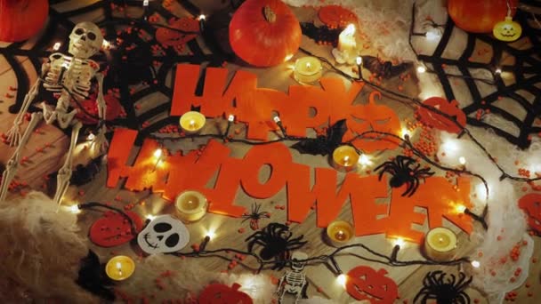 ハロウィンパーティーだ。キャンドルやライトを燃やす暗い背景にハロウィーンの装飾 — ストック動画