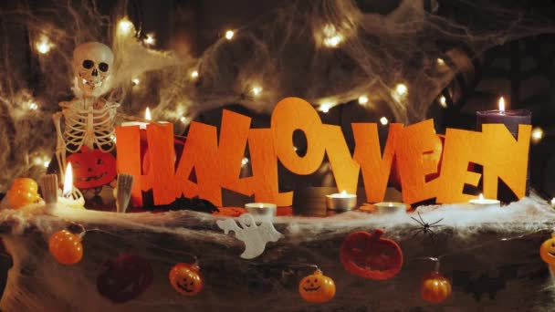 Spookachtige Halloween decoraties met gloeiende enge pompoen gezicht en skelet omgeven door rook en mist 's nachts — Stockvideo