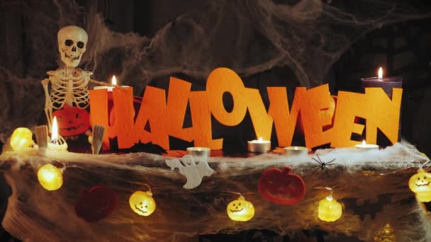 Skelet en Halloween woord tegen enge horror donkere achtergrond. Halloween groeten — Stockvideo