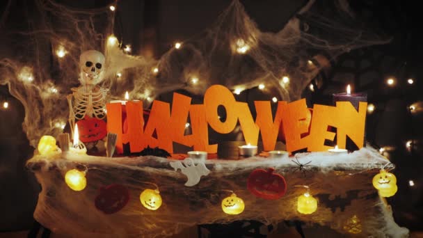 Fijne Halloween. Enge Halloween decoraties met kaarsen, lichten en rook in de donkere kamer — Stockvideo