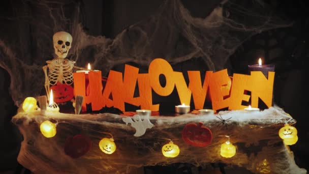 Halloween hälsningar. Halloween dekorationer i brinnande ljus och ljus. Bus eller godis — Stockvideo