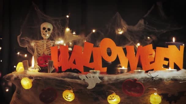 Halloweeni üdvözlet. Boldog Halloween ünneplése ijesztő díszítésekkel a fényekben — Stock videók