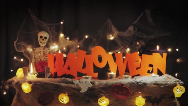 Halloween pumpor och dekorationer på natten mot skrämmande mörk vägg med spindelnät. Halloween hälsning — Stockvideo