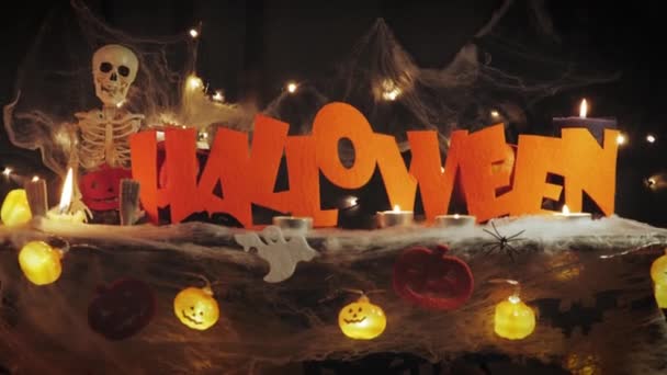 Hátborzongató Halloween sütőtök lámpások. Halloweeni üdvözlet. Halloween buli. Csokit vagy csalunk — Stock videók