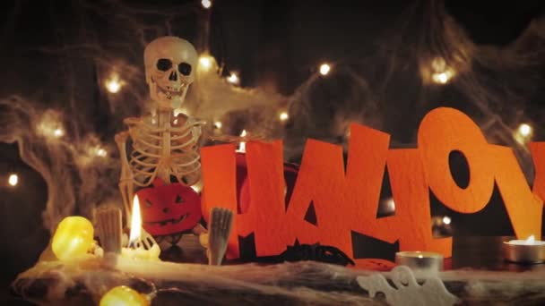 Decoração de Halloween em fundo escuro com teias de aranha, fumaça e luzes — Vídeo de Stock