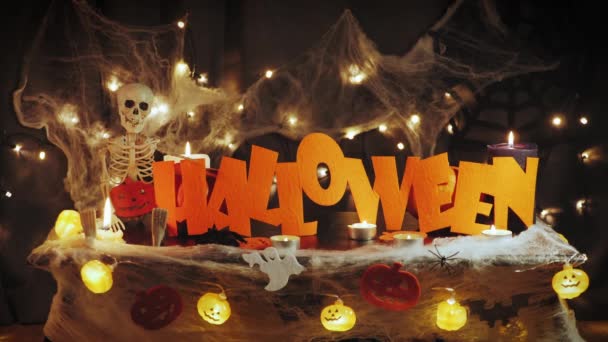 Décorations d'Halloween dans les lumières la nuit. Fond de fête d'Halloween avec des citrouilles et des personnages d'Halloween — Video