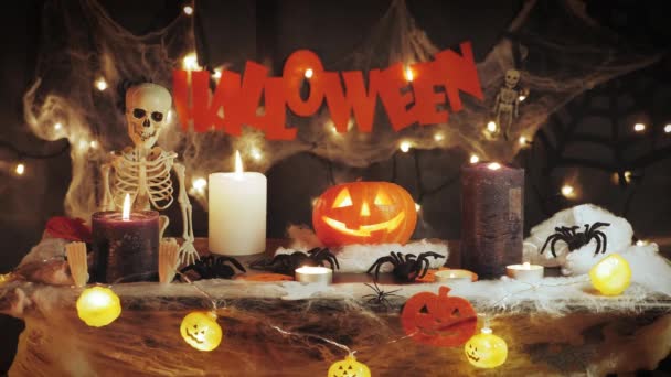 Święto Halloween. Halloween pomarańczowy dynia na straszne horror ciemne tło — Wideo stockowe