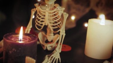 Cadılar Bayramı süsü. Ürkütücü yüzlü, ışık oyulmuş balkabağı