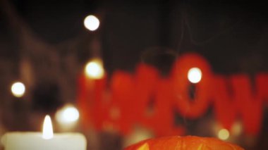 Işıklardaki Jack-o-Lantern. İçinde turuncu kabak parlıyor. Mutlu Cadılar Bayramı
