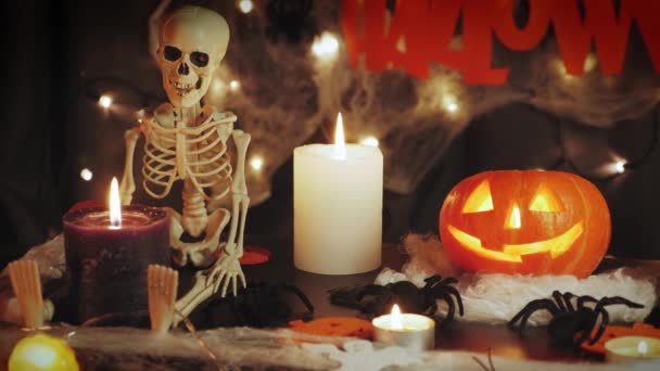 Decorazioni di Halloween. Buon Halloween. Dolcetto o scherzetto. Candele rotonde bruciano nella stanza buia — Video Stock