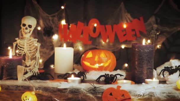 Rzeźbione Halloween dynia świeci wewnątrz, palenie świec i tradycyjne dekoracje halloween — Wideo stockowe