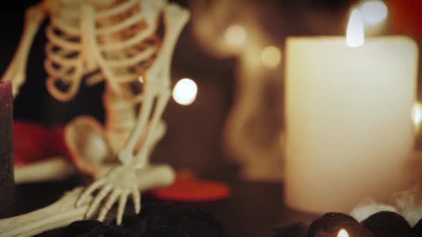 Wyrzeźbiona dynia Halloween świeci w środku. Halloween noc tło festiwal — Wideo stockowe