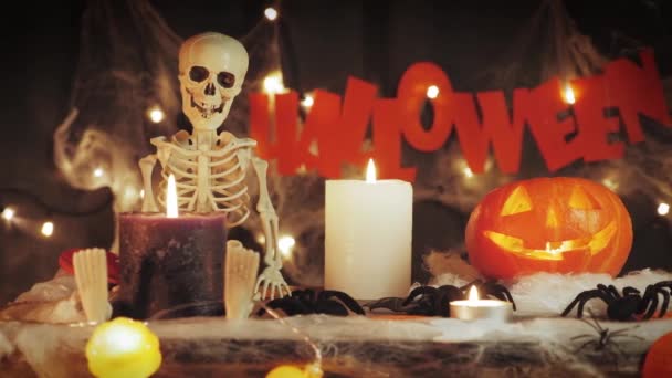 Dia das Bruxas. Decorações para a festa de Halloween. Abóbora de iluminação com rosto assustador — Vídeo de Stock