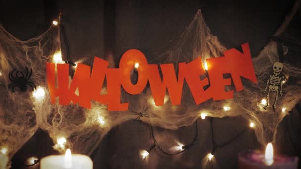 Halloween. Halloween dekoracji na tle ciemnego oświetlenia. Pozdrowienia na Halloween — Wideo stockowe