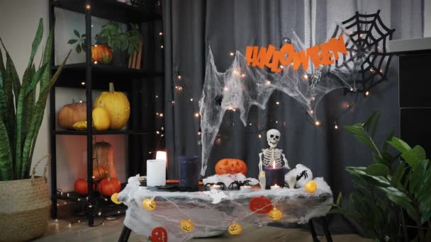 Decoración de Halloween en habitación oscura. Fondo de Halloween con iluminación de calabaza — Vídeos de Stock