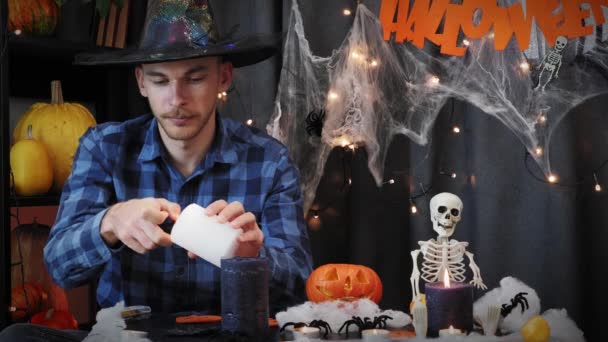 Halloween. Człowiek zapala świece do dekoracji Halloween. Święto Halloween — Wideo stockowe