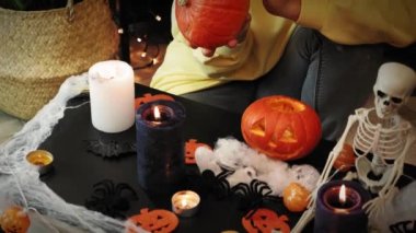 Geleneksel cadılar bayramı sembolleriyle süslenmiş masa, örümcekler, yarasalar, örümcek ağları ve iskelet