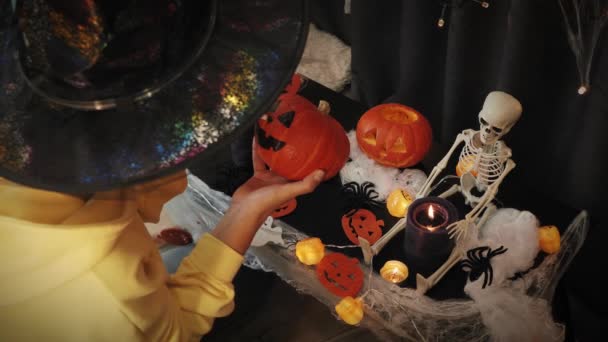 Mãos a pintar o rosto assustador da abóbora do Dia das Bruxas. Fazendo decoração de abóbora para o Halloween — Vídeo de Stock