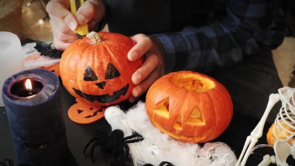 Carving pumpkin for Halloween. Jack o Lantern. Halloween decoration. Trick or treat — Stock Video
