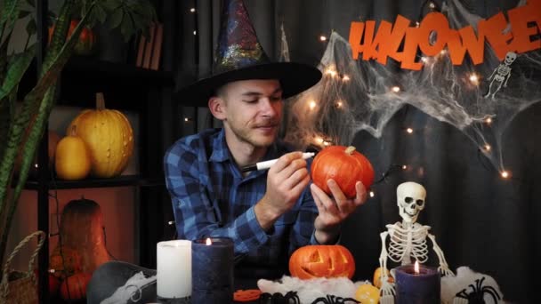 Muž se připravuje na Halloween. Halloween dekorace a tradiční symboly — Stock video