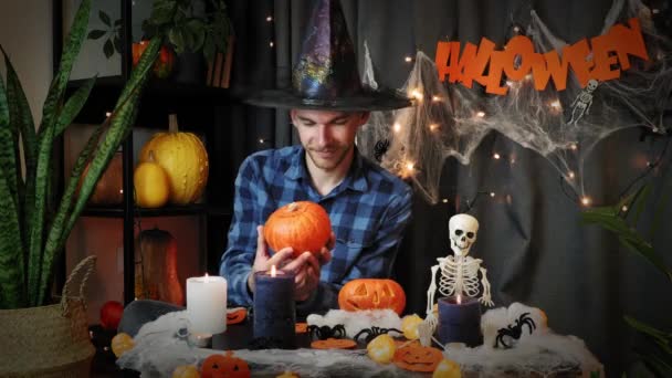 Hombre con calabaza tallada o linterna jack-o en casa. Halloween, decoración y vacaciones — Vídeos de Stock