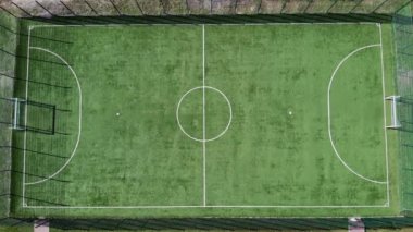 Yeşil çimenli boş bir futbol sahası. Açık hava futbol sahası. Spor konsepti