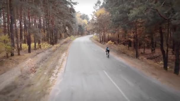 Cycling and triathlon. Cycling training on road in forest. Outdoor cycling activity — Stock Video