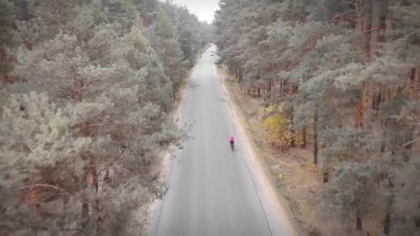 Велосипедист на открытом воздухе. Профессиональная подготовка спортсменов на дорожном велосипеде — стоковое видео