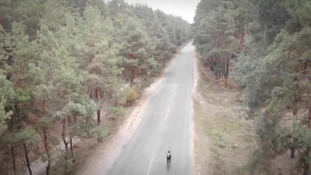 Conceito de ciclismo. Ciclista andar de bicicleta de estrada ao ar livre. Actividade de ciclismo. Triatlo — Vídeo de Stock