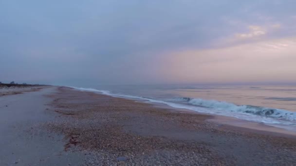 Leerer Sandstrand mit Wellen bei Sonnenaufgang. Sonnenuntergang am tropischen Strand — Stockvideo