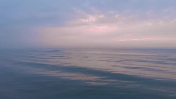 Sonnenaufgang am Meer. Schöner rosafarbener Sonnenuntergang am Meer mit Wellen und Strand. Naturlandschaft — Stockvideo