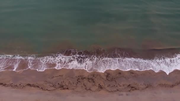 Leeg zandstrand met oceaangolven. Zee met golven op het strand bij zonsondergang — Stockvideo