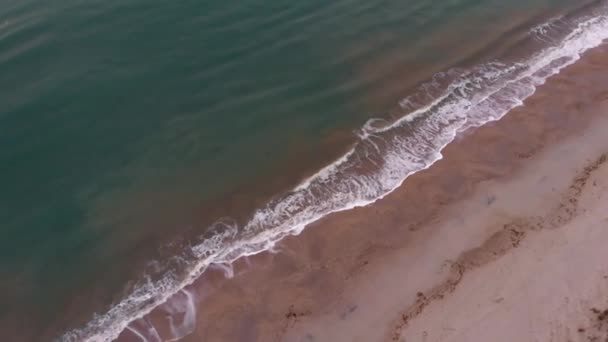 Oceaan golven raken op zandstrand. Tropisch zee landschap. Zee zonsopgang op het strand — Stockvideo