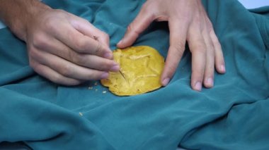 Şekerli karamelli kurabiye. Kalamar oyunu. Eller dalgona şekerini iğneyle kazır