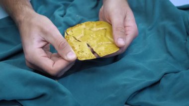 Şekerden ve sodadan yapılmış karamel şekerli kurabiyeleri kıran adam. Kalamar oyunu. Hayatta kalma oyunu