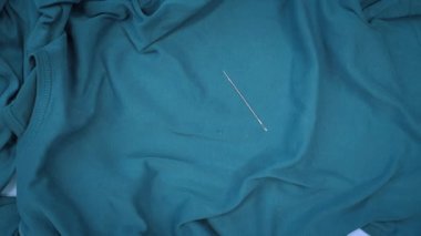 Kırık şekerli karamelli kurabiyeler mavi kumaş arka planına karşı insan şeklinde. Kalamar Oyunu