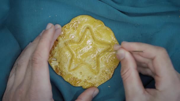 Man scratching dalgona candy made from sugar and soda with needle. Squid game — Stock Video