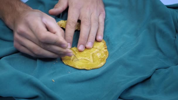 Sépie. Muž ruce poškrábat cukr karamelové bonbóny ve tvaru sušenek s jehlou — Stock video