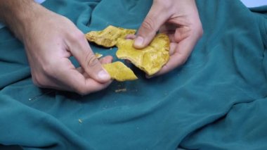 Kalamar oyunu. Yıldız şekeri şeklinde kahverengi şeker kıran eller. Hayatta kalma oyunu