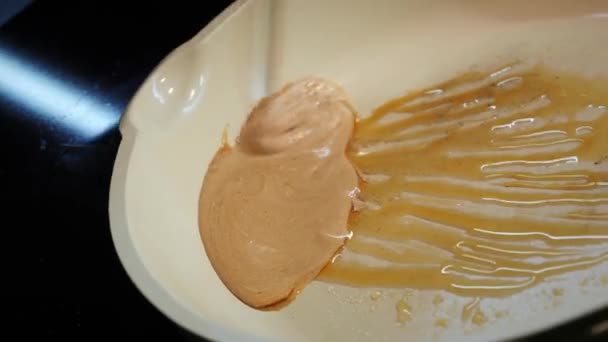 Karamelli esmer şeker şurubu ve kabartma tozu karışımı. Dalgona kurabiyeleri yapmak — Stok video