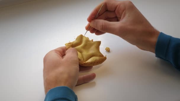 Mani che grattano e spezzano biscotti alla Dalgona. Gioco di calamari — Video Stock