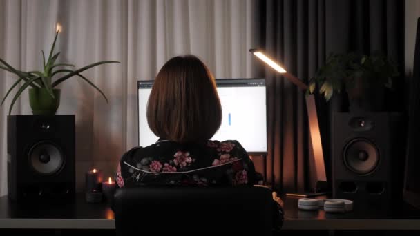 Бизнес-леди работает на компьютере с отчётом о продажах дома, делая онлайн-анализ — стоковое видео